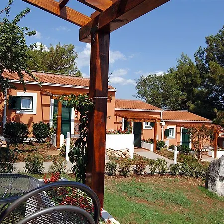 Naturist Park Koversada 호텔 브르사르